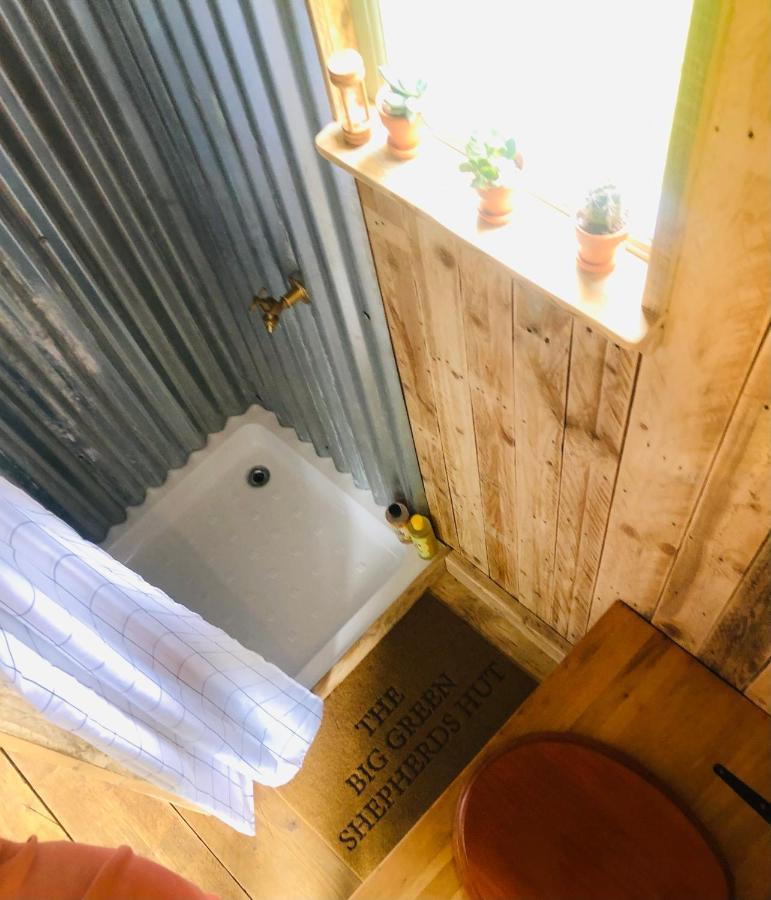 The Big Green Shepherds Hut Charlwood ภายนอก รูปภาพ