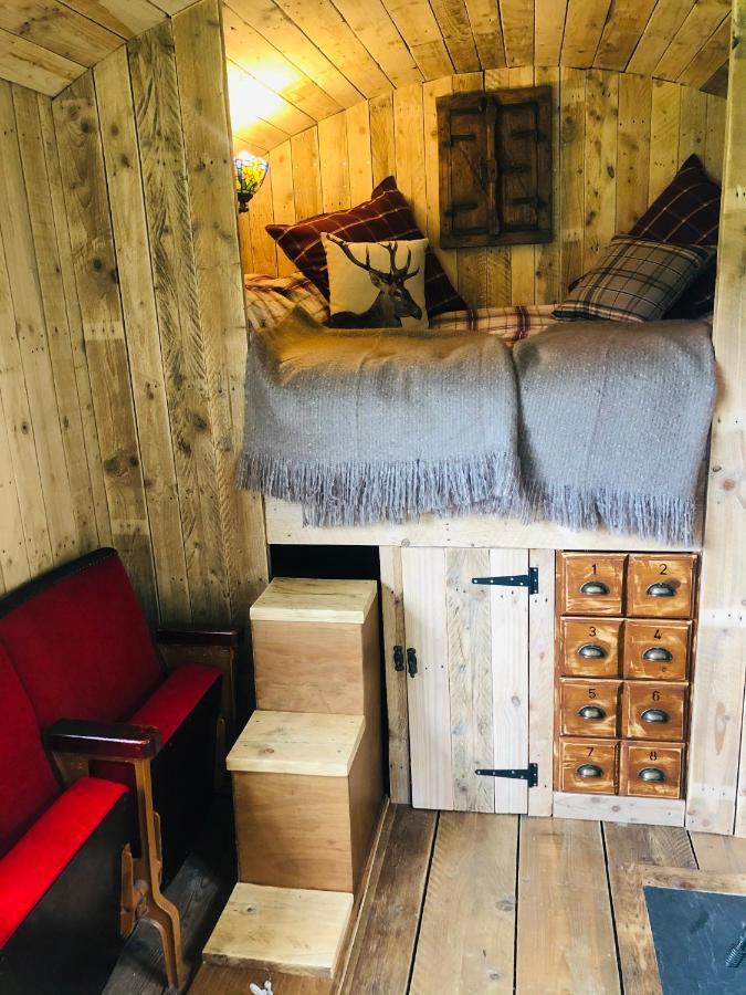 The Big Green Shepherds Hut Charlwood ภายนอก รูปภาพ