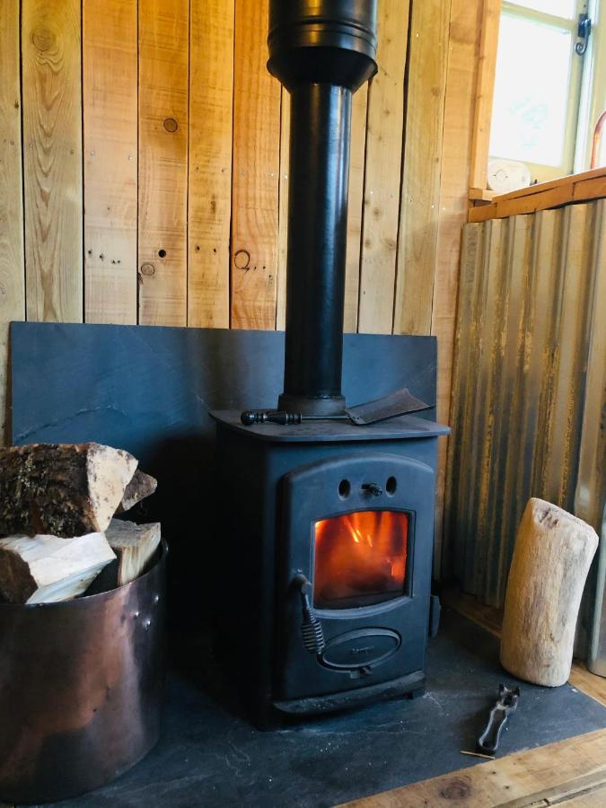 The Big Green Shepherds Hut Charlwood ภายนอก รูปภาพ