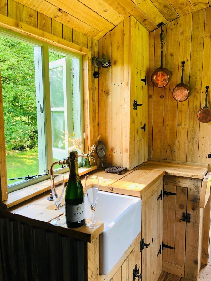 The Big Green Shepherds Hut Charlwood ภายนอก รูปภาพ