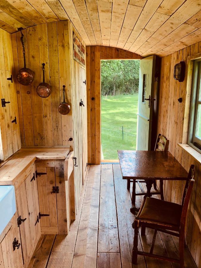 The Big Green Shepherds Hut Charlwood ภายนอก รูปภาพ
