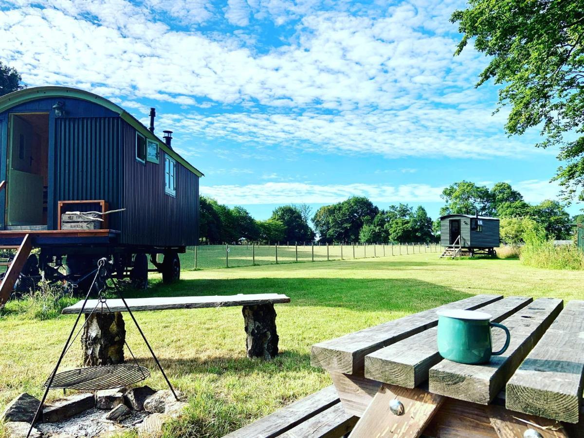 The Big Green Shepherds Hut Charlwood ภายนอก รูปภาพ